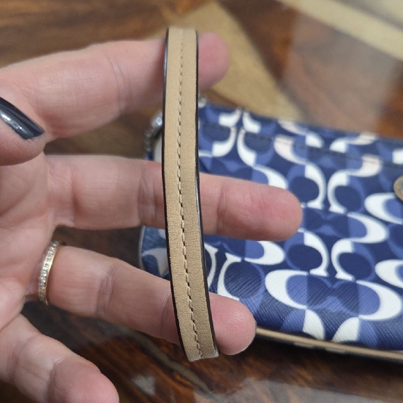 Coach Peyton Dream C Go-Go Wristlet. - Picture 3 of 10